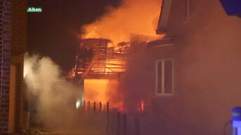 Uitslaande brand vernielt achterbouw van woning in Alken