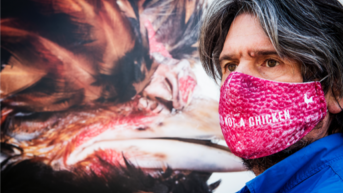 Kunstenaar Koen Vanmechelen stuurt mondmaskers de wereld rond