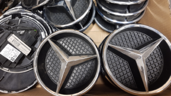 Politie zoekt gedupeerden van dieven die Mercedes-emblemen stelen