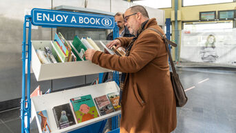 Pendelaars kunnen vanaf nu boeken lenen uit boekenkast in station Sint-Truiden