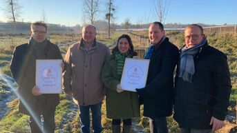 Borgloon en Limburg.net ontvangen bronzen boslabel uit handen van minister Demir