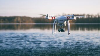 Politie neemt drones in beslag nadat piloot over tuinen vliegt in Runkst