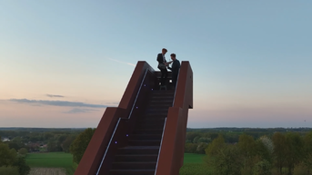 Floris & the Flames speelt iconische Stairway to Heaven op Vlooybergtoren
