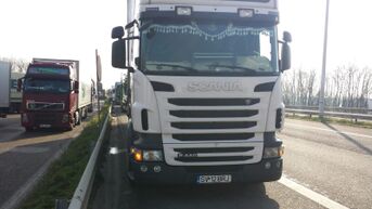Lange file van trucks op grensovergang E314