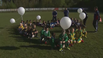 Clubgenootjes eren overleden Bas (11) met witte ballonnen
