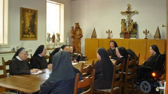 Zusters Clarissen sluiten kloosterpoort in Genk