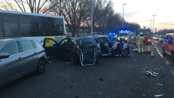 Ongeval met lijnbus en enkele auto's in Hasselt