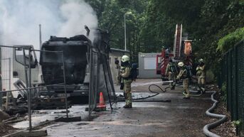 Vrachtwagen brandt volledig uit aan voetbalveld in Kiewit