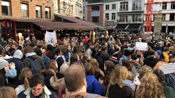 Zevenhonderdtal jongeren lopen klimaatmars in Hasselt